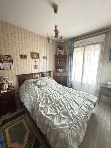 Idéal investisseur : Appartement 2 chambres déjà loué

Découvrez cet appartement d’environ 56 m2 idéalement situé à Laval proche de la gare et dans une copropriété bien entretenue. 
Il offre une belle opportunité pour un investissement locatif sécurisé.

Il se compose d’un salon séjour lumineux, une cuisine, 2 chambres, une salle d’eau, un WC séparé. 

Cet appartement est loué depuis 14 ans à un couple d’octogénaires (aucun incident de paiement en entretien du bien) 

Des travaux de rafraîchissement seront à prévoir au départ des locataires (qui n’est pas prévu pour le moment)

Les atouts de ce bien : 
-	Emplacement recherché proche de la gare
-	Menuiseries PVC double vitrage et volets roulants
-	Perspective d’évolution du loyer lors d’un futur changement de locataire
