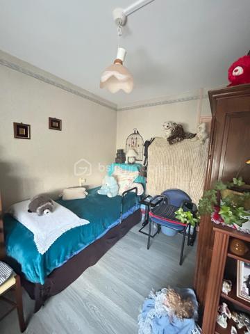 Idéal investisseur : Appartement 2 chambres déjà loué

Découvrez cet appartement d’environ 56 m2 idéalement situé à Laval proche de la gare et dans une copropriété bien entretenue. 
Il offre une belle opportunité pour un investissement locatif sécurisé.

Il se compose d’un salon séjour lumineux, une cuisine, 2 chambres, une salle d’eau, un WC séparé. 

Cet appartement est loué depuis 14 ans à un couple d’octogénaires (aucun incident de paiement en entretien du bien) 

Des travaux de rafraîchissement seront à prévoir au départ des locataires (qui n’est pas prévu pour le moment)

Les atouts de ce bien : 
-	Emplacement recherché proche de la gare
-	Menuiseries PVC double vitrage et volets roulants
-	Perspective d’évolution du loyer lors d’un futur changement de locataire