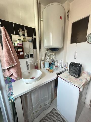 Idéal investisseur : Appartement 2 chambres déjà loué

Découvrez cet appartement d’environ 56 m2 idéalement situé à Laval proche de la gare et dans une copropriété bien entretenue. 
Il offre une belle opportunité pour un investissement locatif sécurisé.

Il se compose d’un salon séjour lumineux, une cuisine, 2 chambres, une salle d’eau, un WC séparé. 

Cet appartement est loué depuis 14 ans à un couple d’octogénaires (aucun incident de paiement en entretien du bien) 

Des travaux de rafraîchissement seront à prévoir au départ des locataires (qui n’est pas prévu pour le moment)

Les atouts de ce bien : 
-	Emplacement recherché proche de la gare
-	Menuiseries PVC double vitrage et volets roulants
-	Perspective d’évolution du loyer lors d’un futur changement de locataire