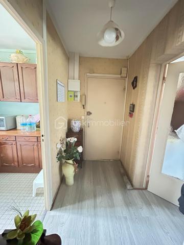Idéal investisseur : Appartement 2 chambres déjà loué

Découvrez cet appartement d’environ 56 m2 idéalement situé à Laval proche de la gare et dans une copropriété bien entretenue. 
Il offre une belle opportunité pour un investissement locatif sécurisé.

Il se compose d’un salon séjour lumineux, une cuisine, 2 chambres, une salle d’eau, un WC séparé. 

Cet appartement est loué depuis 14 ans à un couple d’octogénaires (aucun incident de paiement en entretien du bien) 

Des travaux de rafraîchissement seront à prévoir au départ des locataires (qui n’est pas prévu pour le moment)

Les atouts de ce bien : 
-	Emplacement recherché proche de la gare
-	Menuiseries PVC double vitrage et volets roulants
-	Perspective d’évolution du loyer lors d’un futur changement de locataire