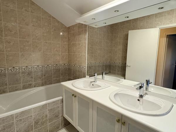 Maison de ville de 4 pièces - CHASSENEUIL DU POITOU Chasseneuil-du-Poitou (86360)