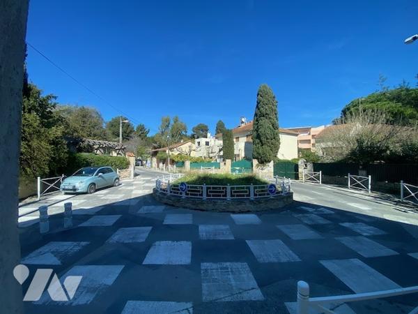 T3 RDC angle, terrasse, lumineux, hyper centre Lecques, plage à pied, emplacement exceptionnel !