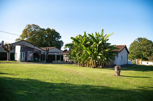 Maison 121m² + Studio 23.50m² et piscine à vendre proche de COTEAUX-DU-BLANZACAIS (16)