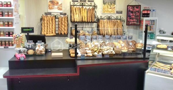 A saisir, Fonds de commerce boulangerie pâtisserie artisanale de bonne renommée plusieurs fois titrée et récompensée pour son savoir-faire. 
En périphérie de Tours, idéalement située au cœur de ville dans une rue commerçante et passagère avec emplacements stationnement.
Belle affaire clé en main  d'un CA  en augmentation constante sur les dernières années pour atteindre aujourd'hui 400k€.  Un potentiel de développement est envisageable pour le besoin local : snacking, salon de thé et livraison
De nombreux investissements ont été réalisés comme l'achat d'un four, des frigos
Le + : grand logement de fonction de 8 pièces, greniers, dépendances, grande cour, jardin et garages 
Loyer 18360€/an
Possibilité d'acquérir les murs