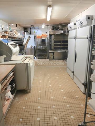 A saisir, Fonds de commerce boulangerie pâtisserie artisanale de bonne renommée plusieurs fois titrée et récompensée pour son savoir-faire. 
En périphérie de Tours, idéalement située au cœur de ville dans une rue commerçante et passagère avec emplacements stationnement.
Belle affaire clé en main  d'un CA  en augmentation constante sur les dernières années pour atteindre aujourd'hui 400k€.  Un potentiel de développement est envisageable pour le besoin local : snacking, salon de thé et livraison
De nombreux investissements ont été réalisés comme l'achat d'un four, des frigos
Le + : grand logement de fonction de 8 pièces, greniers, dépendances, grande cour, jardin et garages 
Loyer 18360€/an
Possibilité d'acquérir les murs