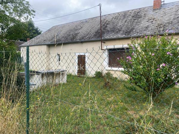 Et si vous donniez une nouvelle vie, à cette belle  bâtisse ancienne ? Situer au calme, au fond d'une impasse, cette ancienne longère d environs 190m offre un magnifique potentiel pour les amoureux de l'ancien et les projets de rénovations. Volume généreux, charme de l'ancien et terrain. Autant d'atouts qui vous permettront d'imaginer un intérieur entièrement à votre image. La maison est aujourd'hui à rénover avec un DPE  en F mais elle constitue une véritable page blanche pour créer.
Que vous souhaitiez conserver le caractère de la bâtisse, créer de grands espaces de vie ou imaginez un décor plus contemporain.
Laisser libre cours à vos envies et réinventer cette maison à votre goût.