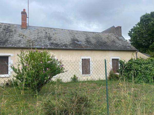 Et si vous donniez une nouvelle vie, à cette belle  bâtisse ancienne ? Situer au calme, au fond d'une impasse, cette ancienne longère d environs 190m offre un magnifique potentiel pour les amoureux de l'ancien et les projets de rénovations. Volume généreux, charme de l'ancien et terrain. Autant d'atouts qui vous permettront d'imaginer un intérieur entièrement à votre image. La maison est aujourd'hui à rénover avec un DPE  en F mais elle constitue une véritable page blanche pour créer.
Que vous souhaitiez conserver le caractère de la bâtisse, créer de grands espaces de vie ou imaginez un décor plus contemporain.
Laisser libre cours à vos envies et réinventer cette maison à votre goût.