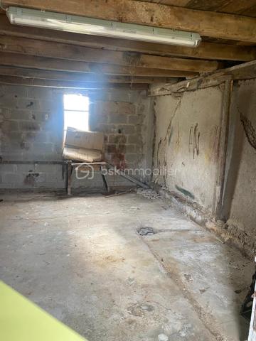 Et si vous donniez une nouvelle vie, à cette belle  bâtisse ancienne ? Situer au calme, au fond d'une impasse, cette ancienne longère d environs 190m offre un magnifique potentiel pour les amoureux de l'ancien et les projets de rénovations. Volume généreux, charme de l'ancien et terrain. Autant d'atouts qui vous permettront d'imaginer un intérieur entièrement à votre image. La maison est aujourd'hui à rénover avec un DPE  en F mais elle constitue une véritable page blanche pour créer.
Que vous souhaitiez conserver le caractère de la bâtisse, créer de grands espaces de vie ou imaginez un décor plus contemporain.
Laisser libre cours à vos envies et réinventer cette maison à votre goût.
