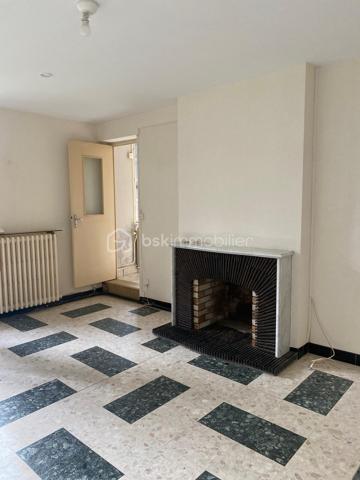 Et si vous donniez une nouvelle vie, à cette belle  bâtisse ancienne ? Situer au calme, au fond d'une impasse, cette ancienne longère d environs 190m offre un magnifique potentiel pour les amoureux de l'ancien et les projets de rénovations. Volume généreux, charme de l'ancien et terrain. Autant d'atouts qui vous permettront d'imaginer un intérieur entièrement à votre image. La maison est aujourd'hui à rénover avec un DPE  en F mais elle constitue une véritable page blanche pour créer.
Que vous souhaitiez conserver le caractère de la bâtisse, créer de grands espaces de vie ou imaginez un décor plus contemporain.
Laisser libre cours à vos envies et réinventer cette maison à votre goût.