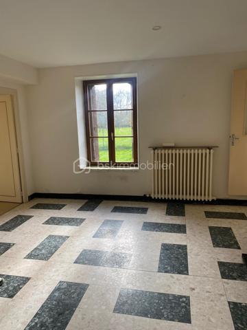 Et si vous donniez une nouvelle vie, à cette belle  bâtisse ancienne ? Situer au calme, au fond d'une impasse, cette ancienne longère d environs 190m offre un magnifique potentiel pour les amoureux de l'ancien et les projets de rénovations. Volume généreux, charme de l'ancien et terrain. Autant d'atouts qui vous permettront d'imaginer un intérieur entièrement à votre image. La maison est aujourd'hui à rénover avec un DPE  en F mais elle constitue une véritable page blanche pour créer.
Que vous souhaitiez conserver le caractère de la bâtisse, créer de grands espaces de vie ou imaginez un décor plus contemporain.
Laisser libre cours à vos envies et réinventer cette maison à votre goût.