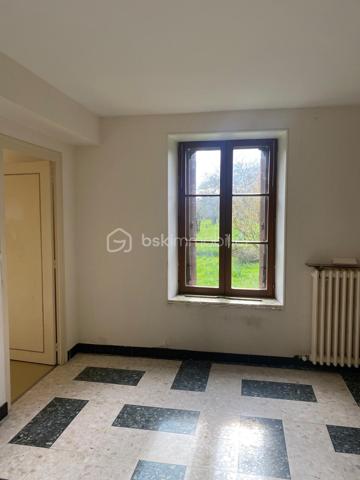 Et si vous donniez une nouvelle vie, à cette belle  bâtisse ancienne ? Situer au calme, au fond d'une impasse, cette ancienne longère d environs 190m offre un magnifique potentiel pour les amoureux de l'ancien et les projets de rénovations. Volume généreux, charme de l'ancien et terrain. Autant d'atouts qui vous permettront d'imaginer un intérieur entièrement à votre image. La maison est aujourd'hui à rénover avec un DPE  en F mais elle constitue une véritable page blanche pour créer.
Que vous souhaitiez conserver le caractère de la bâtisse, créer de grands espaces de vie ou imaginez un décor plus contemporain.
Laisser libre cours à vos envies et réinventer cette maison à votre goût.
