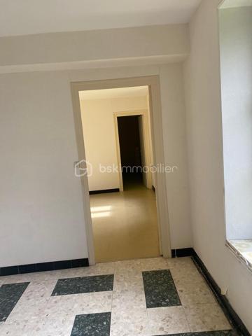 Et si vous donniez une nouvelle vie, à cette belle  bâtisse ancienne ? Situer au calme, au fond d'une impasse, cette ancienne longère d environs 190m offre un magnifique potentiel pour les amoureux de l'ancien et les projets de rénovations. Volume généreux, charme de l'ancien et terrain. Autant d'atouts qui vous permettront d'imaginer un intérieur entièrement à votre image. La maison est aujourd'hui à rénover avec un DPE  en F mais elle constitue une véritable page blanche pour créer.
Que vous souhaitiez conserver le caractère de la bâtisse, créer de grands espaces de vie ou imaginez un décor plus contemporain.
Laisser libre cours à vos envies et réinventer cette maison à votre goût.
