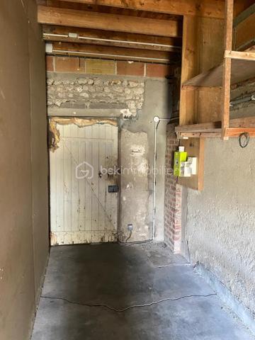 Et si vous donniez une nouvelle vie, à cette belle  bâtisse ancienne ? Situer au calme, au fond d'une impasse, cette ancienne longère d environs 190m offre un magnifique potentiel pour les amoureux de l'ancien et les projets de rénovations. Volume généreux, charme de l'ancien et terrain. Autant d'atouts qui vous permettront d'imaginer un intérieur entièrement à votre image. La maison est aujourd'hui à rénover avec un DPE  en F mais elle constitue une véritable page blanche pour créer.
Que vous souhaitiez conserver le caractère de la bâtisse, créer de grands espaces de vie ou imaginez un décor plus contemporain.
Laisser libre cours à vos envies et réinventer cette maison à votre goût.