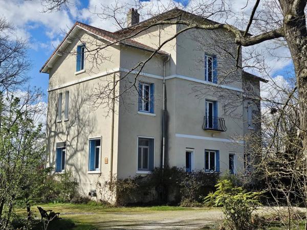 MAISON DE CARACTÈRE - 10 PIECES - MONTROND LES BAINS