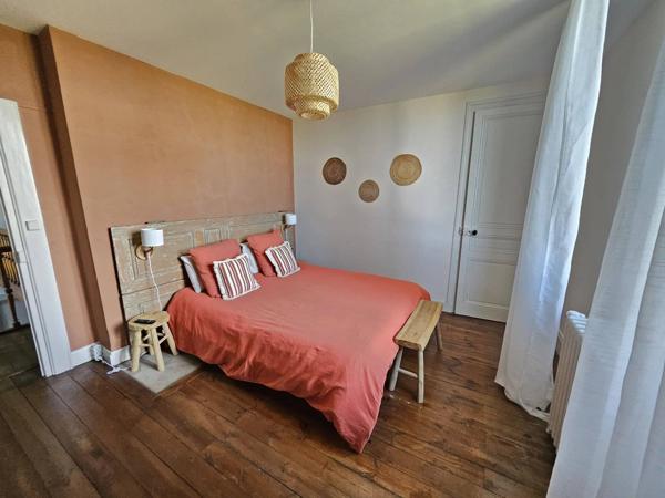 MAISON DE CARACTÈRE - 10 PIECES - MONTROND LES BAINS