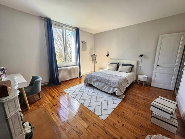 MAISON DE CARACTÈRE - 10 PIECES - MONTROND LES BAINS