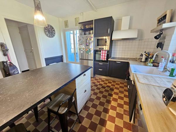 MAISON DE CARACTÈRE - 10 PIECES - MONTROND LES BAINS