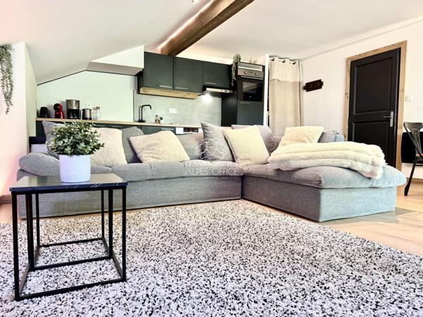 Saint-Gervais-les-Bains, appartement duplex T3 + cabine, 74 m² total, 68 m² habitables, balcon, parking, casier à skis, piscine et billard.