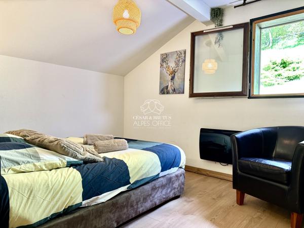 Saint-Gervais-les-Bains, appartement duplex T3 + cabine, 74 m² total, 68 m² habitables, balcon, parking, casier à skis, piscine et billard.