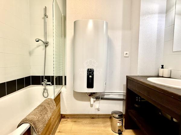Saint-Gervais-les-Bains, appartement duplex T3 + cabine, 74 m² total, 68 m² habitables, balcon, parking, casier à skis, piscine et billard.