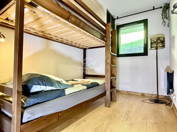 Saint-Gervais-les-Bains, appartement duplex T3 + cabine, 74 m² total, 68 m² habitables, balcon, parking, casier à skis, piscine et billard.