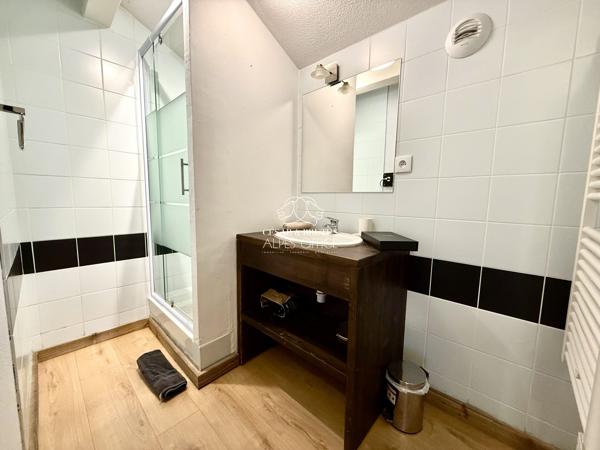 Saint-Gervais-les-Bains, appartement duplex T3 + cabine, 74 m² total, 68 m² habitables, balcon, parking, casier à skis, piscine et billard.