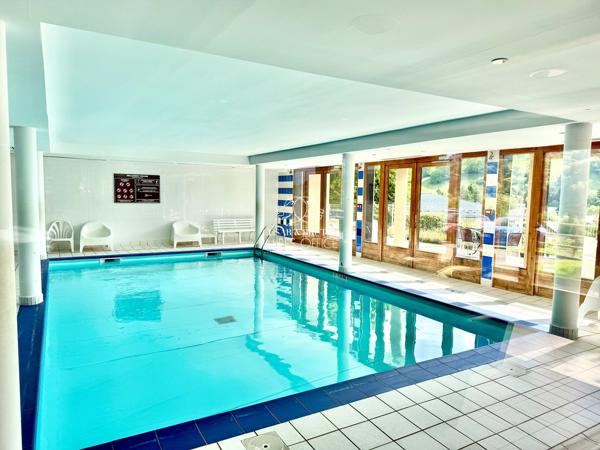 Saint-Gervais-les-Bains, appartement duplex T3 + cabine, 74 m² total, 68 m² habitables, balcon, parking, casier à skis, piscine et billard.