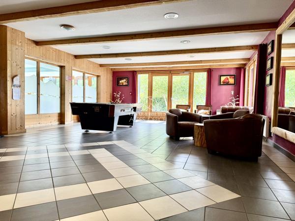 Saint-Gervais-les-Bains, appartement duplex T3 + cabine, 74 m² total, 68 m² habitables, balcon, parking, casier à skis, piscine et billard.
