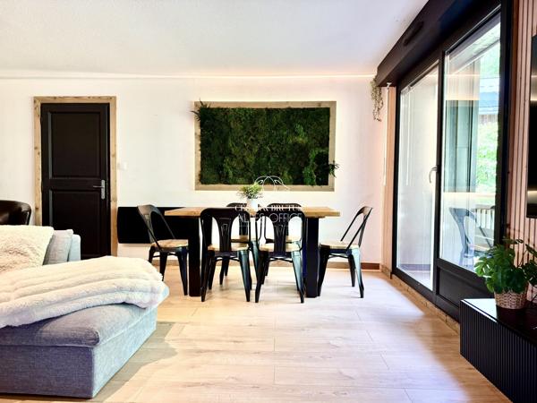 Saint-Gervais-les-Bains, appartement duplex T3 + cabine, 74 m² total, 68 m² habitables, balcon, parking, casier à skis, piscine et billard.