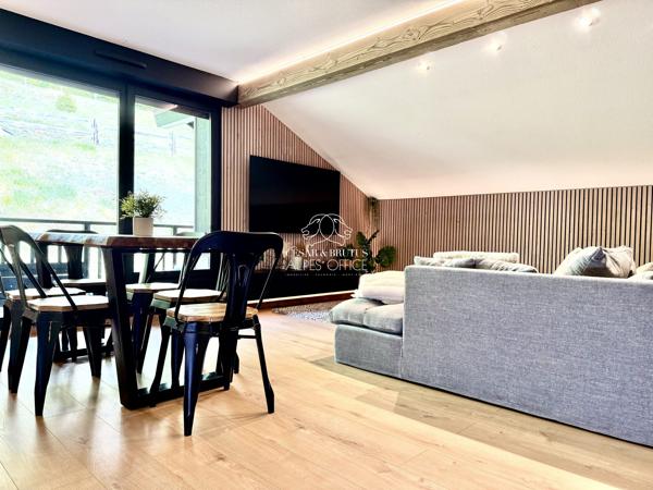 Saint-Gervais-les-Bains, appartement duplex T3 + cabine, 74 m² total, 68 m² habitables, balcon, parking, casier à skis, piscine et billard.