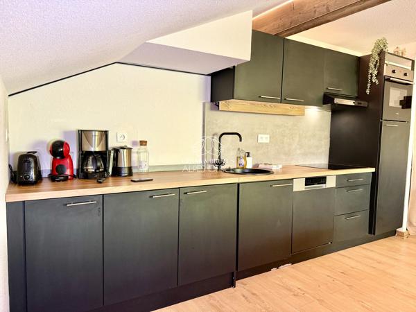 Saint-Gervais-les-Bains, appartement duplex T3 + cabine, 74 m² total, 68 m² habitables, balcon, parking, casier à skis, piscine et billard.