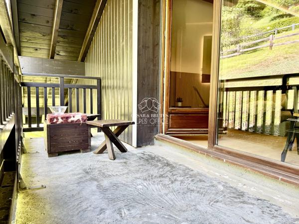 Saint-Gervais-les-Bains, appartement duplex T3 + cabine, 74 m² total, 68 m² habitables, balcon, parking, casier à skis, piscine et billard.