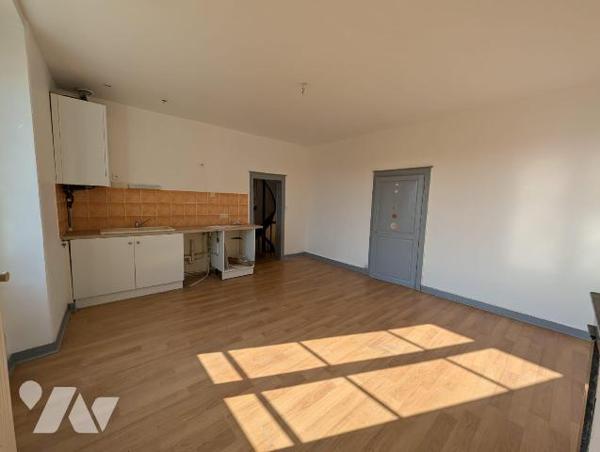 À Vendre - Maison Bourgeoise Divisée en 2 Appartements - Le Lude (Sarthe)
Idéalement située, p...