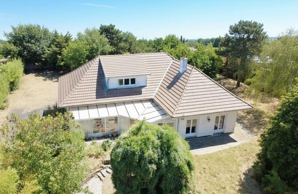 Maison de 179 m2 à Loudun , 5 chambres, grand jardin arboré, garage, vaste sous sol