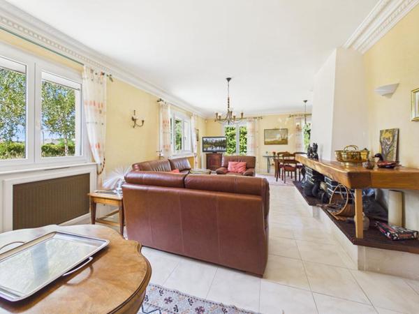 Maison de 179 m2 à Loudun , 5 chambres, grand jardin arboré, garage, vaste sous sol