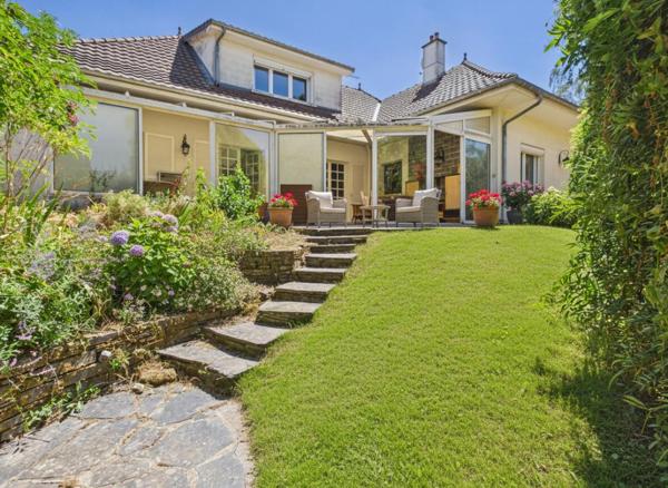 Maison de 179 m2 à Loudun , 5 chambres, grand jardin arboré, garage, vaste sous sol