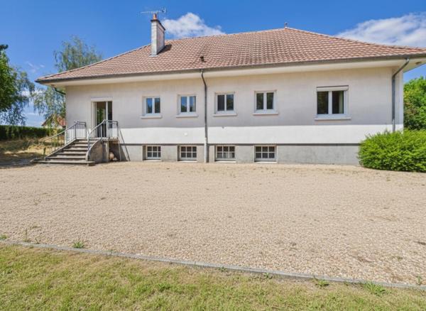 Maison de 179 m2 à Loudun , 5 chambres, grand jardin arboré, garage, vaste sous sol