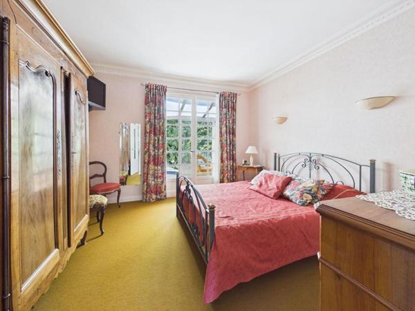 Maison de 179 m2 à Loudun , 5 chambres, grand jardin arboré, garage, vaste sous sol