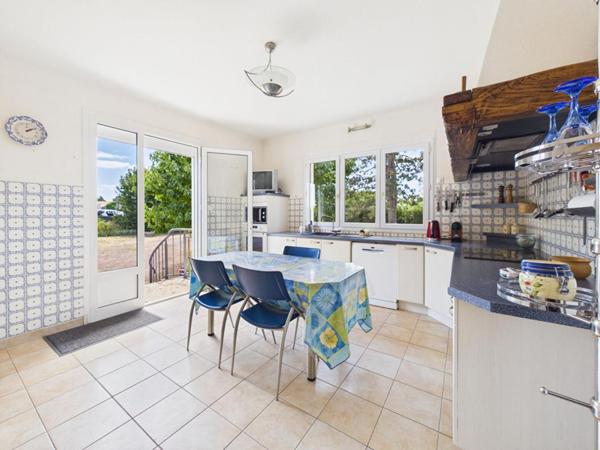 Maison de 179 m2 à Loudun , 5 chambres, grand jardin arboré, garage, vaste sous sol