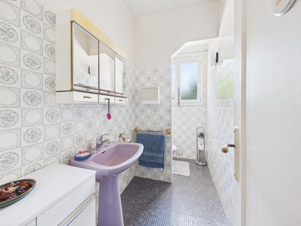 Maison de 179 m2 à Loudun , 5 chambres, grand jardin arboré, garage, vaste sous sol