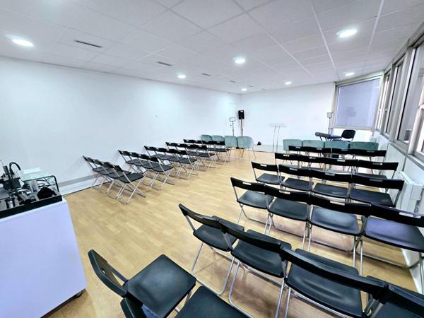 93160 Noisy le grand- Secteur Mont d'Est - Murs loués, Bureaux - 72 m² , Quartier d'affaires