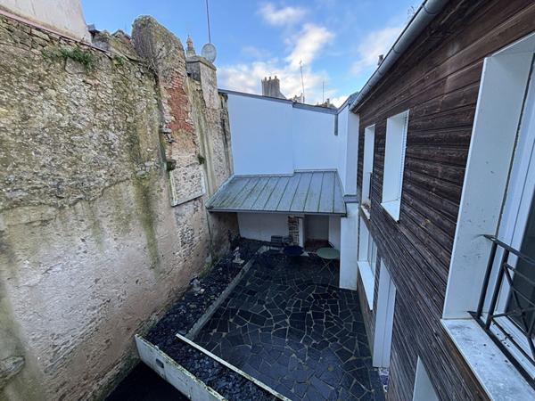 Immeuble à vendre à Vannes - 6 appartements - pas de copropriété cour extérieure