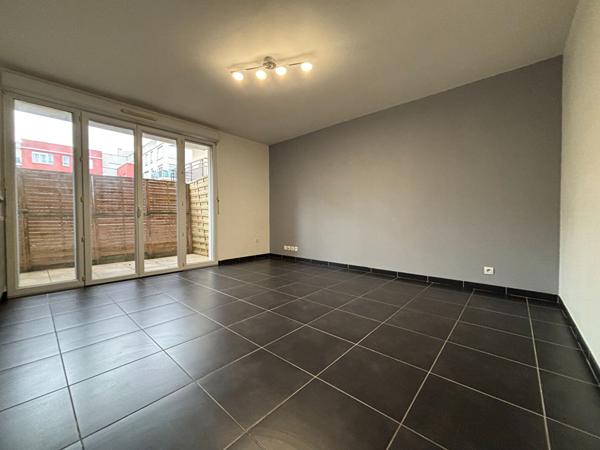 F3 RDC avec terrasse et parking