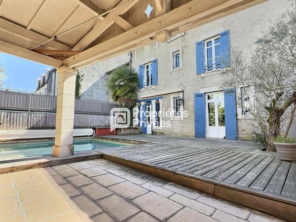 Maison de ville T8 d'env. 236 m2 avec 6 ch, piscine chauffée et garage sur PERIGUEUX (24000)