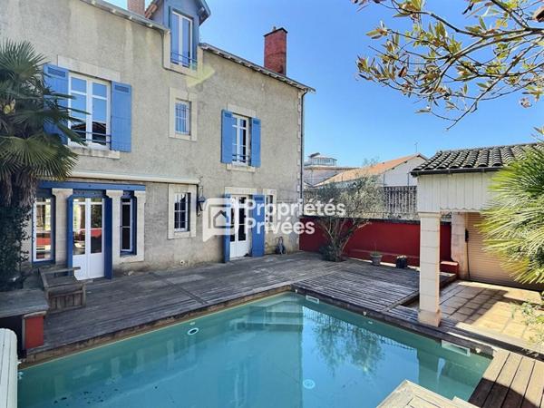 Maison de ville T8 d'env. 236 m2 avec 6 ch, piscine chauffée et garage sur PERIGUEUX (24000)