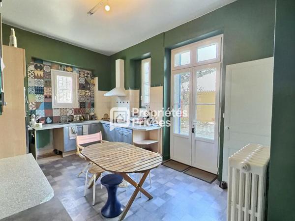 Maison de ville T8 d'env. 236 m2 avec 6 ch, piscine chauffée et garage sur PERIGUEUX (24000)