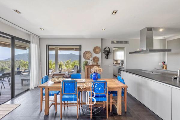 Sainte-Lucie-de-Porto-Vecchio, Villa 5 Chambres -  257 m² à vendre