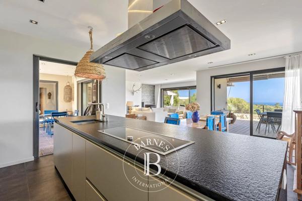 Sainte-Lucie-de-Porto-Vecchio, Villa 5 Chambres -  257 m² à vendre