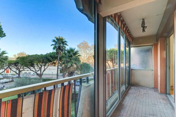 Studio avec parking et cave dans résidence avec piscine et gardien