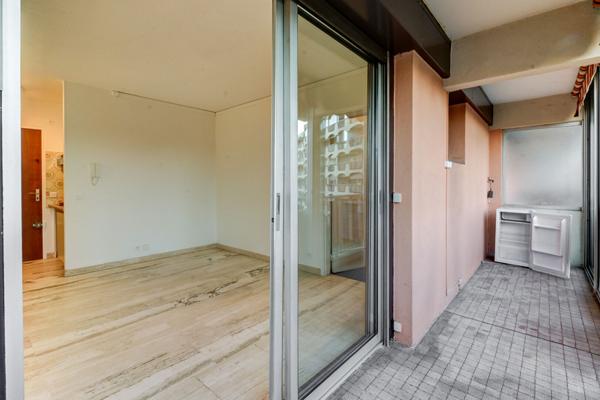 Studio avec parking et cave dans résidence avec piscine et gardien